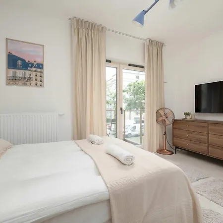 Апартаменти Exceptional For 2 People By Renters Вроцлав